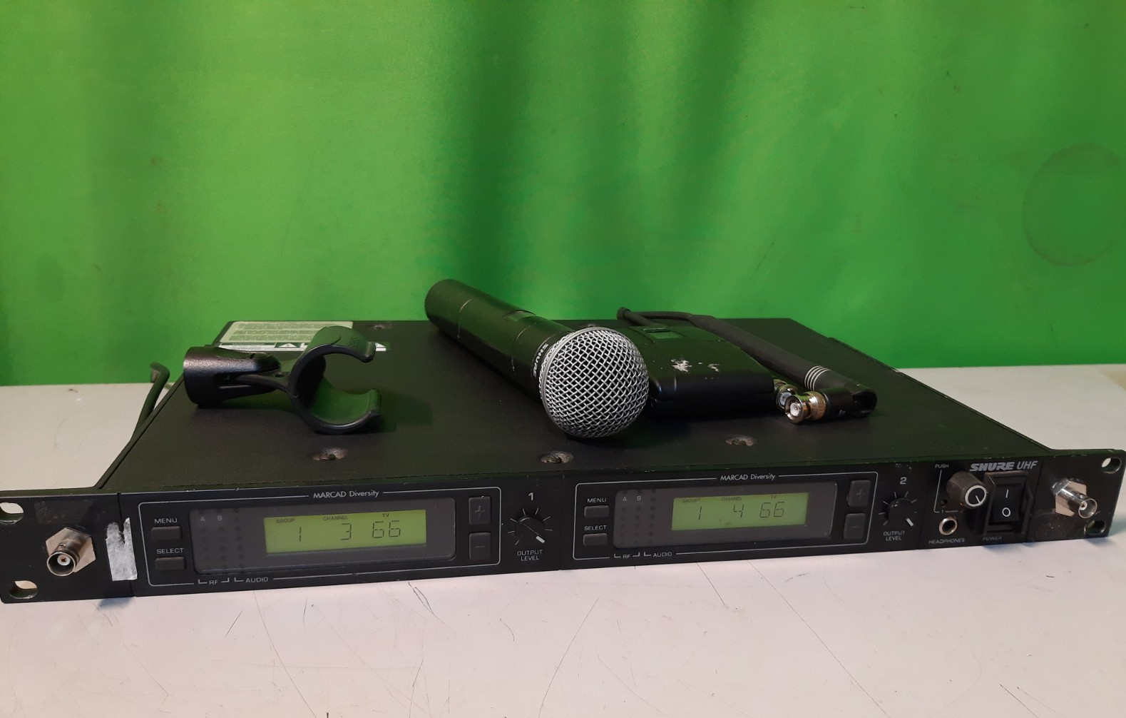 SHURE UR4D デュアルワイヤレスレシーバー Shure UR4D Dual Receiver Package with UR1 Wireless Bodypack