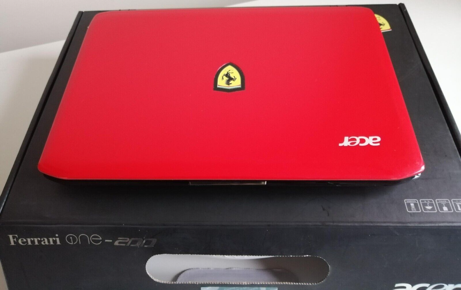 BOXED Acer Ferrari One 200 - 11.6