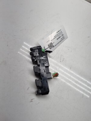 VOLVO V40  ESTATE ELECTRIC WINDOW SWITCH FRONT DRIVER SIDE 30889748 2001-2004