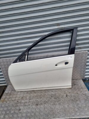 MERCEDES C CLASS W204 DOOR LEFT SIDE FRONT WHITE 2008-2014