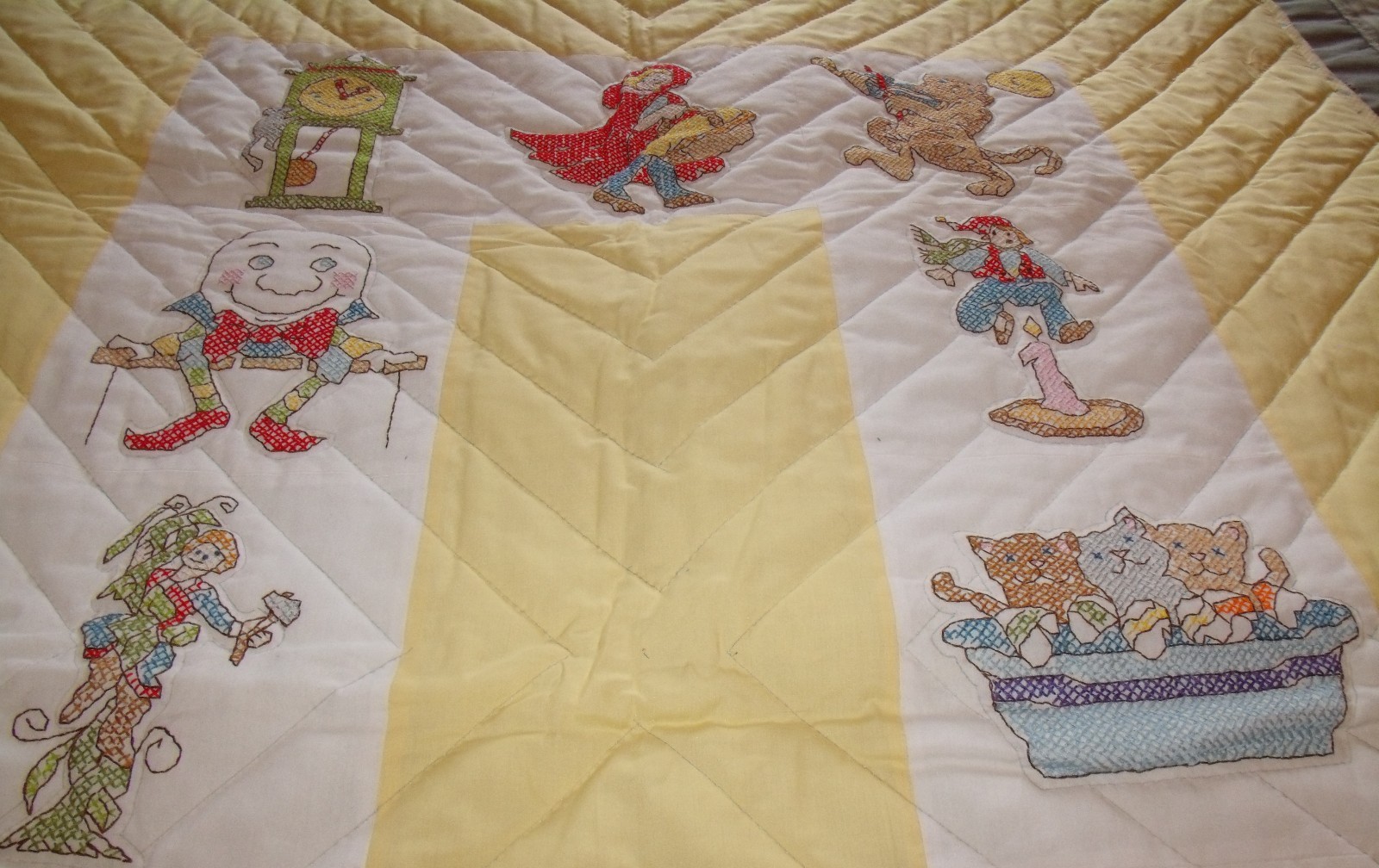 toddler/crib machine stitched nursery rhymes light weight quilt  39