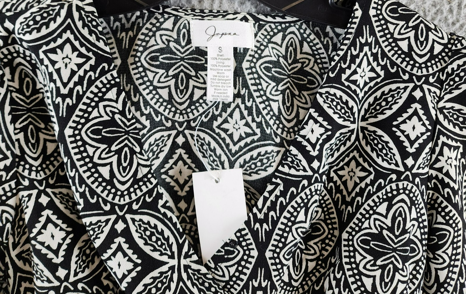 Japna Faux Wrap Printed Cropped Tie Front Top Women's S Black/White V-Neck L/S - Picture 3 of 11