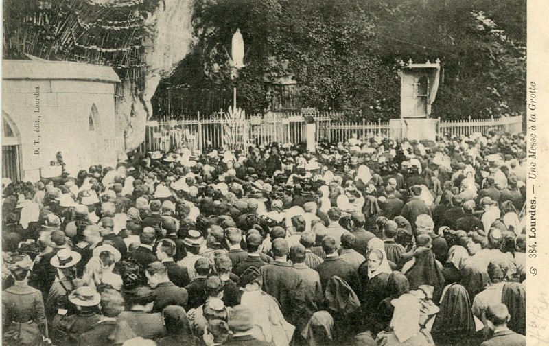 *21871 Cpa Lourdes - Une Messe Ã  La Grotte