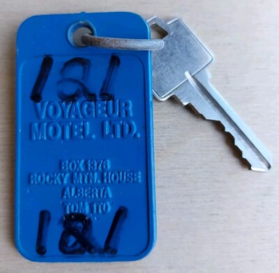 VOYAGEUR MOTEL KEY ROCKY MOUNTAIN HOUSE ALBERTA CANADA ROOM.121