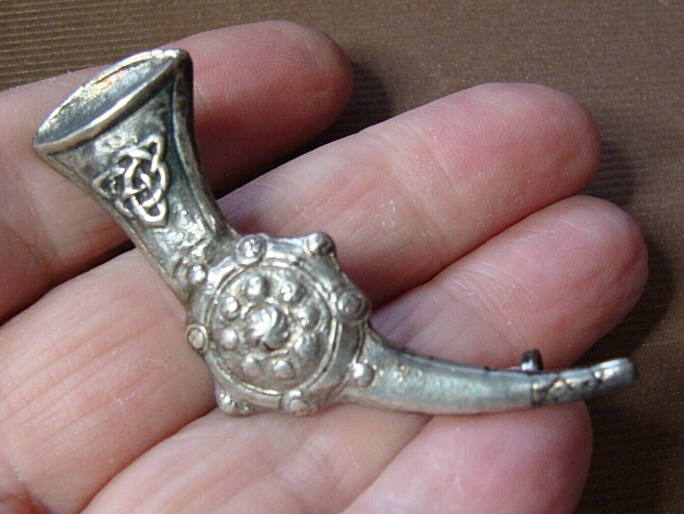 ANTIQUE OLD CELTIC SCOTTISH IRISH STERLING SILVER HUNTING HORN BROOCH PIN