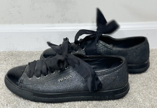 PRADA スエード ブラック 刺繍 パンプス 34 1/2 ストラップ 刻印 PRADA スエード ブラック 刺繍 パンプス 34 1/2 ストラップ 刻印