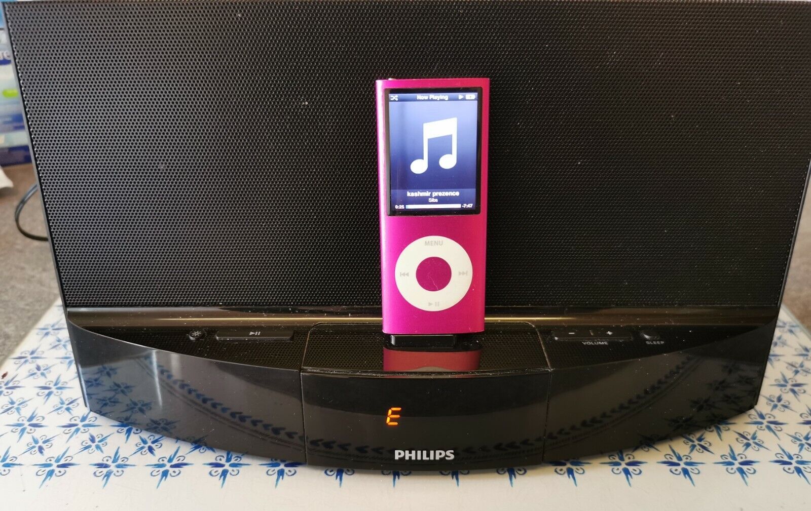 Philips AD712/05 docking station speaker 30 pin ipod player/charger