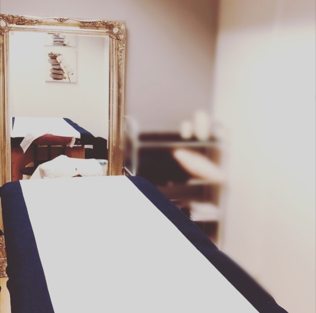 Relaxing TWO or FOUR HANDS Swedish massage near Tower Bridge visit us