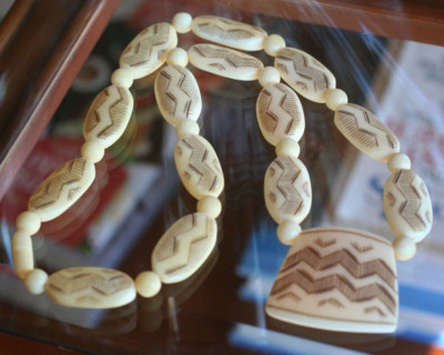 Vintage :*CARVED & ETCHED NECKLACE w/OVAL & ROUND BEADS!!