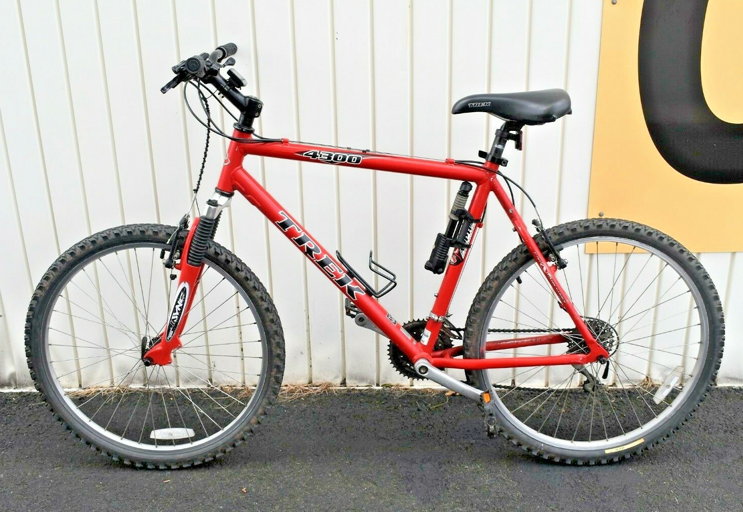 *2001 Trek 4300 21" Mountain Bicycle Pre-owned Local Pickup Only!