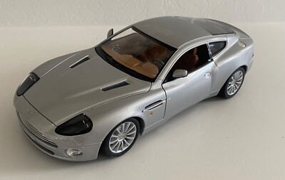 1:18 Bburago ASTON MARTIN V12 VANQUISH (1st Generation) Silver Diecast