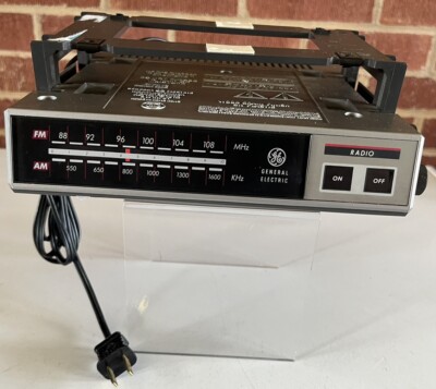 GE Model 7-4215A Under Cabinet AM/FM Radio Spacemaker w/ Bracket Works