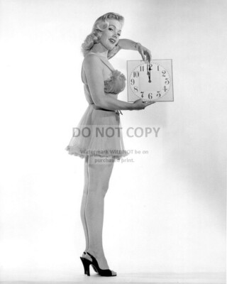 ACTRESS JULI REDING PIN UP - 8X10 PUBLICITY PHOTO (SP521)