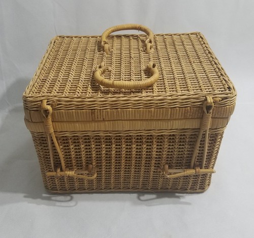 Wicker picnic basket