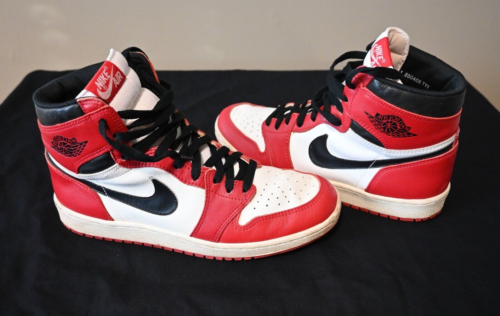1985 Nike Air Jordan 1 OG Original Red White Black Chicago 1985 Nike Air Jordan 1 OG Original Red White Black Chicago