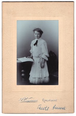 Fotografie A. Wegmann, Romanshorn, Junge Dame im gepunkteten Kleid 