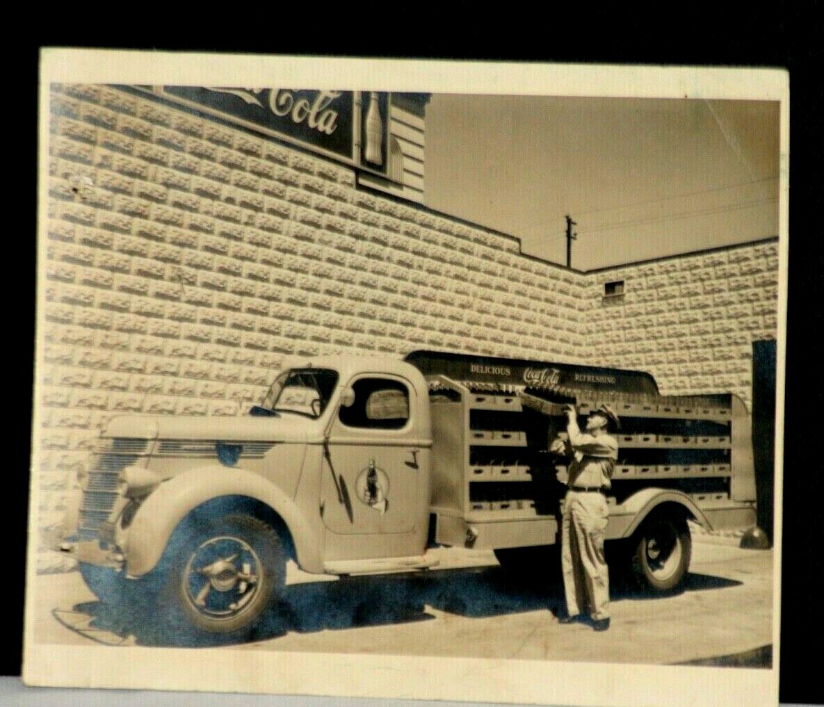 The 1925 コカコーラ DELIVERY TRUCK The 1925 コカコーラ DELIVERY TRUCK Coca-Cola Delivery Truck