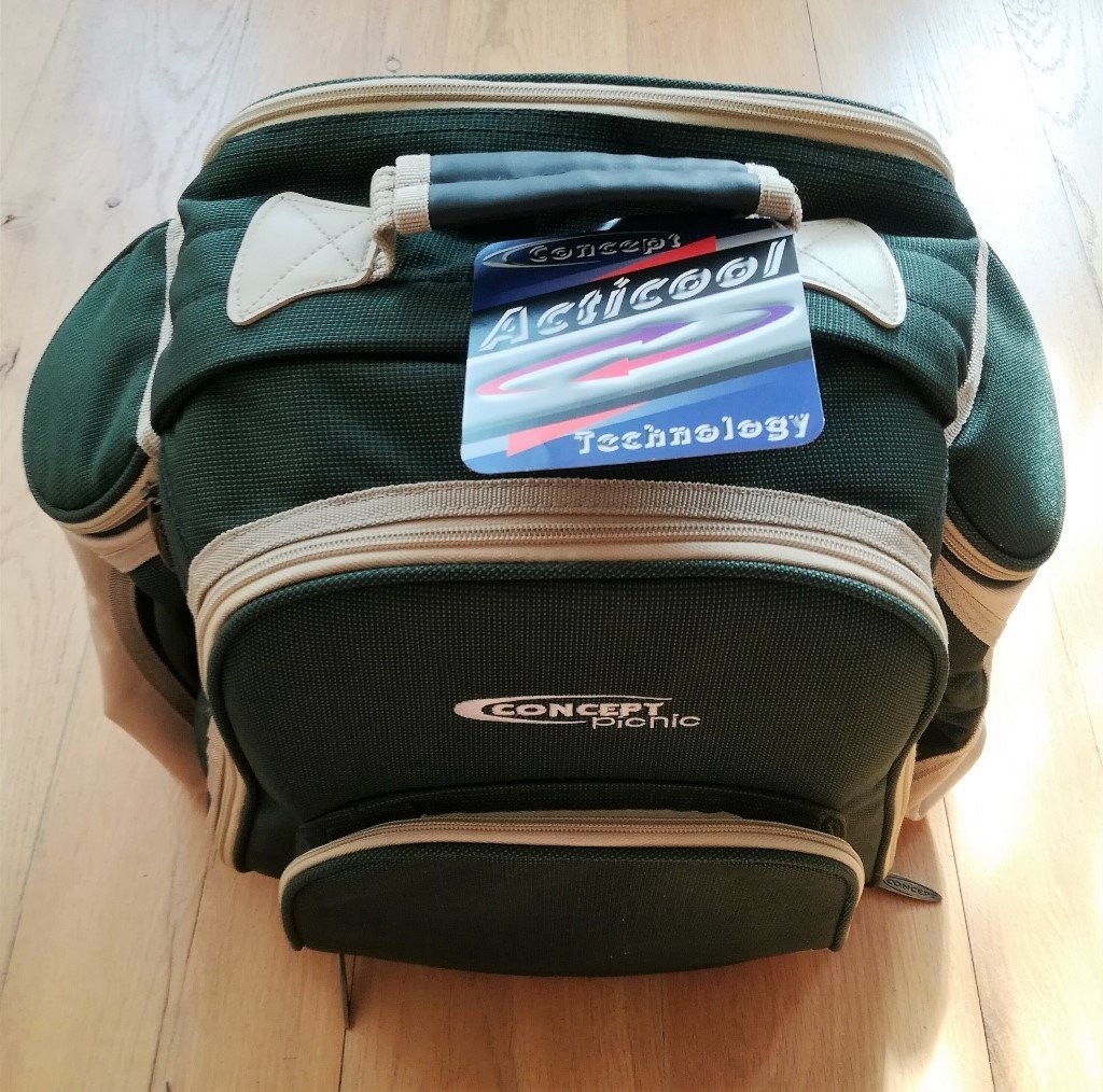 NEW CONCEPT INTERNATIONAL PICNIC BACKPACK 4 Person Green Beige Cutlery