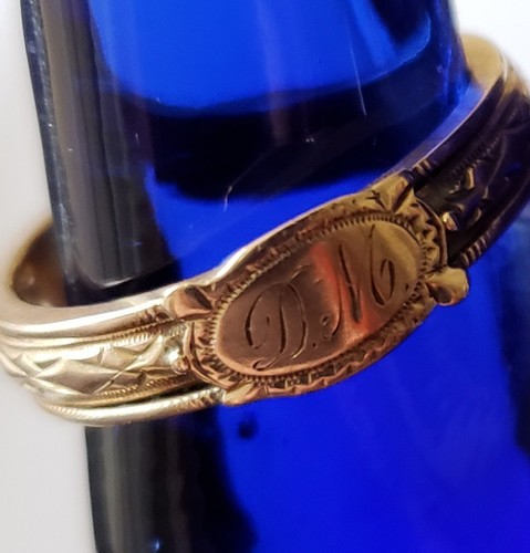 VICTORIAN 14K gold Mourning Hair Ring, hinged, sides open & close securely.