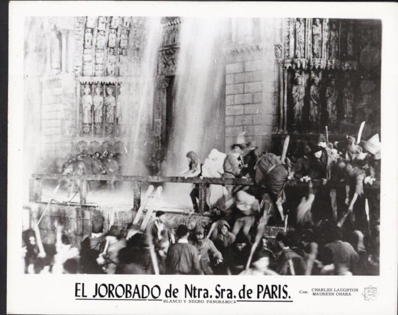 The Hunchback of Notre Dame 1970s Notre Dame under attack scene photo 40576
