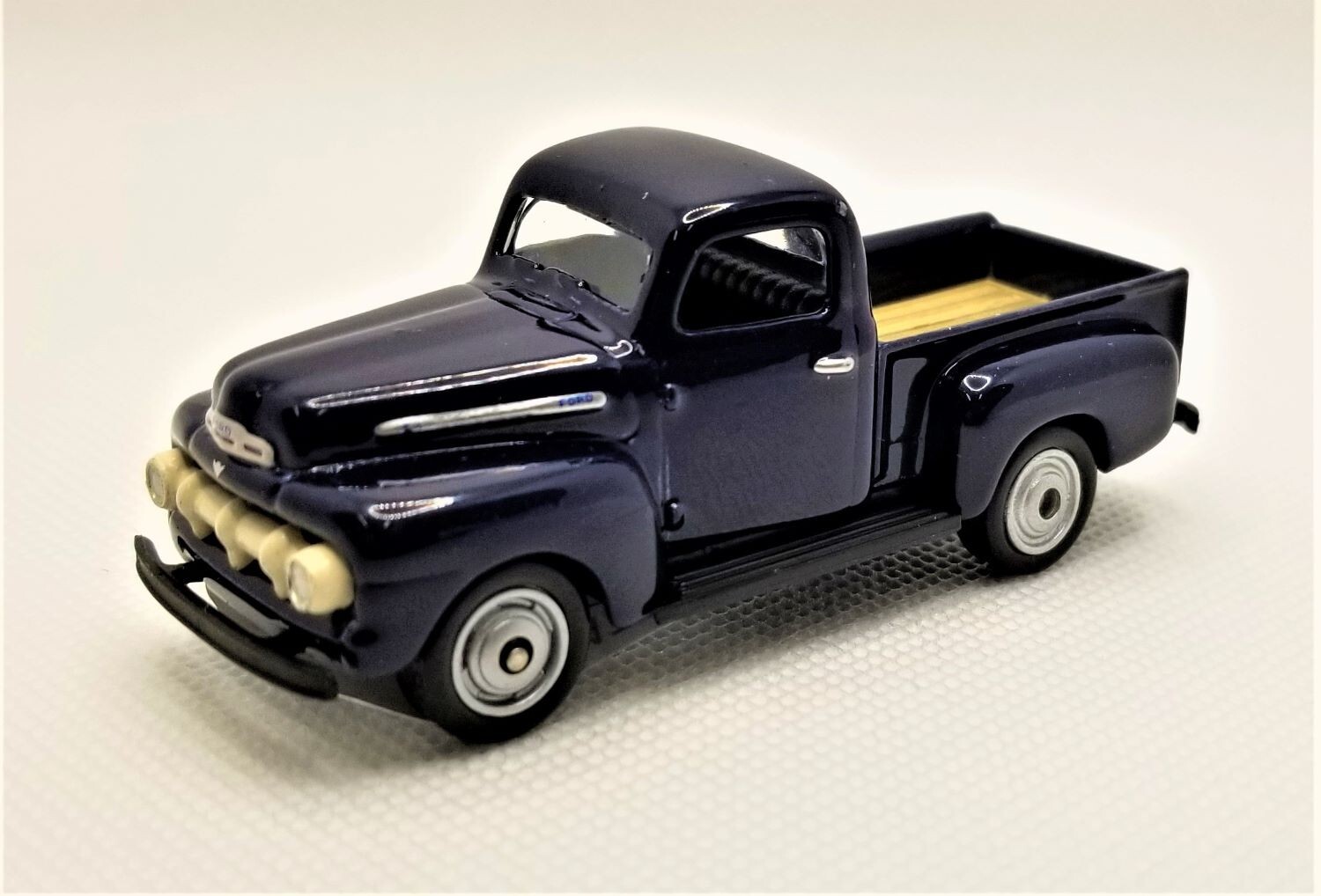 新品 WELLY製 1/18 FORD 1951 ピックアップトラック トラック 1951 Ford F1 Pickup Truck 19847R 1/18 scale Welly wholesale