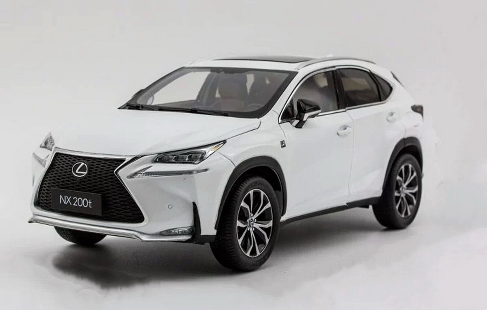 Lexus NX 200t コレクターズエディション 1/18スケール ホワイト $_57.JPG?set_id=880000500F
