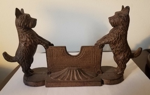 UNIQUE VINTAGE SOLID CAST IRON STANDING BUSINESS CARD HOLDER WITH DOGS