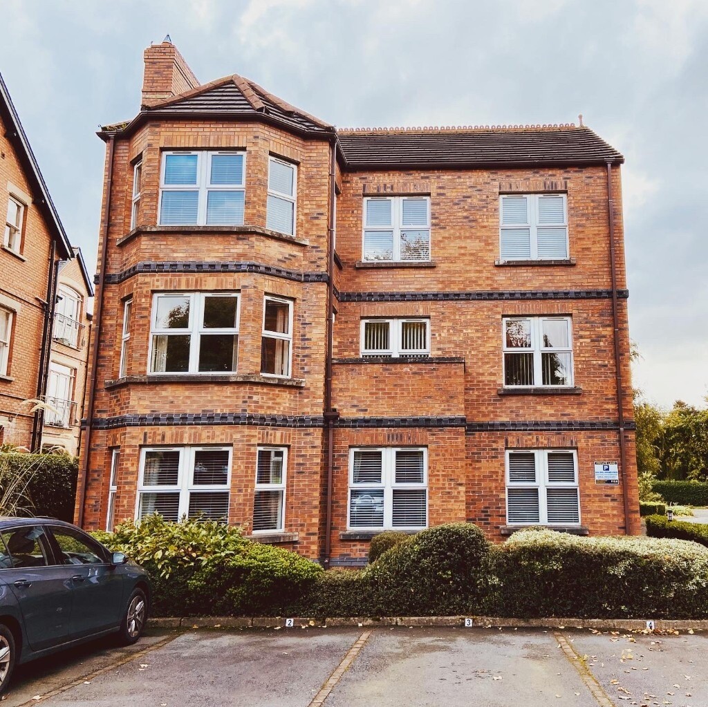 Spacious apartment with 2 double bedrooms & ensuite located on