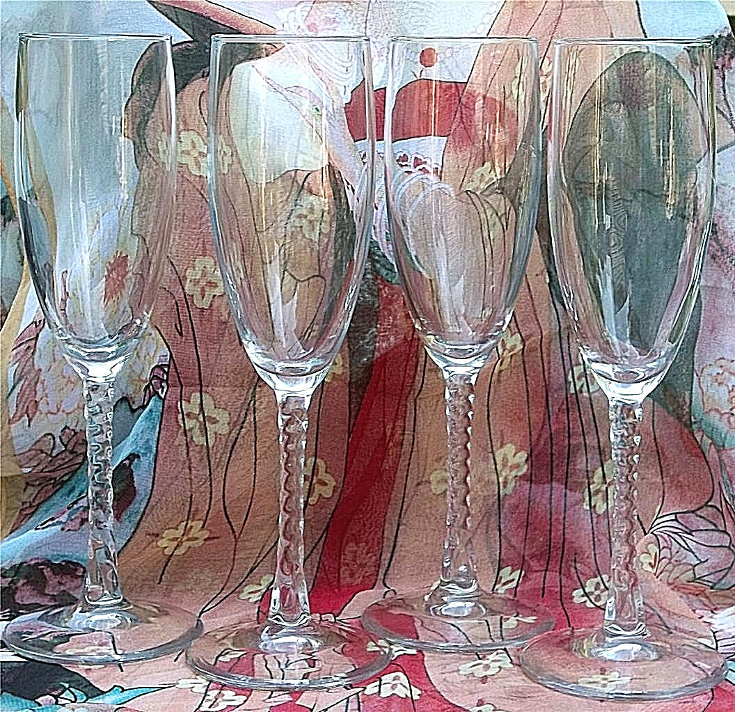 4 Gorgeous Clear Champagne Glasses with a Twisted Stem