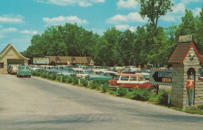 US IN Santa Claus ROADSIDE SANTA CLAUS LAND GREAT 1950s CARS LINE UP FOR FUN!!!