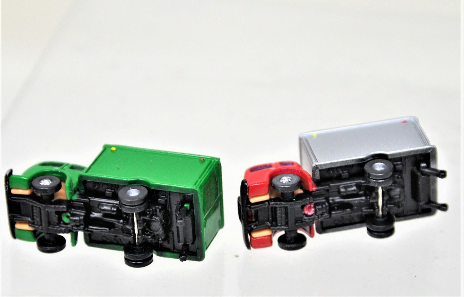 Lot of 2 CMW Mini Metals - 1/87 HO scale DIECAST 1953 Box Delivery Trucks