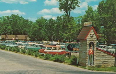 US IN Santa Claus ROADSIDE SANTA CLAUS LAND GREAT 1950s CARS LINE UP FOR FUN!!!