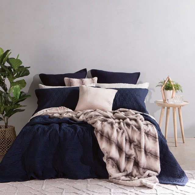 Pillow Talk Linen Bed Cover Queen 2 Pillow Cases Brand New
