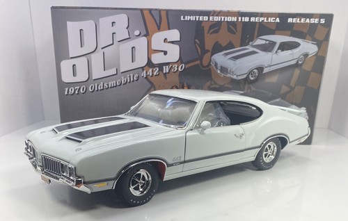 Ertlアーテル/'69 Oldsmobileオールド 442 W30 1/18 ERTL American Muscle Diecast 1969 Olds 442, W-30 Black/White