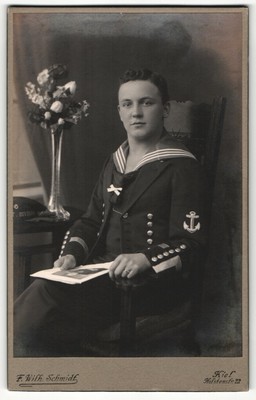 Fotografie F. Wilhelm Schmidt, Kiel, Matrose der kaiserlichen Marine in Uniform 