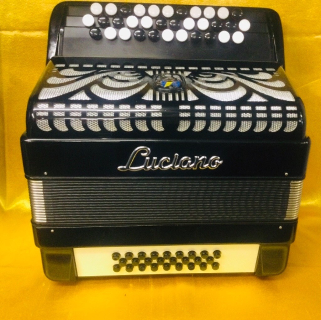 3 ROW B SCALE FREEBASS CHROMATIC 1 VOICE 33/26 ACCORDION USED in