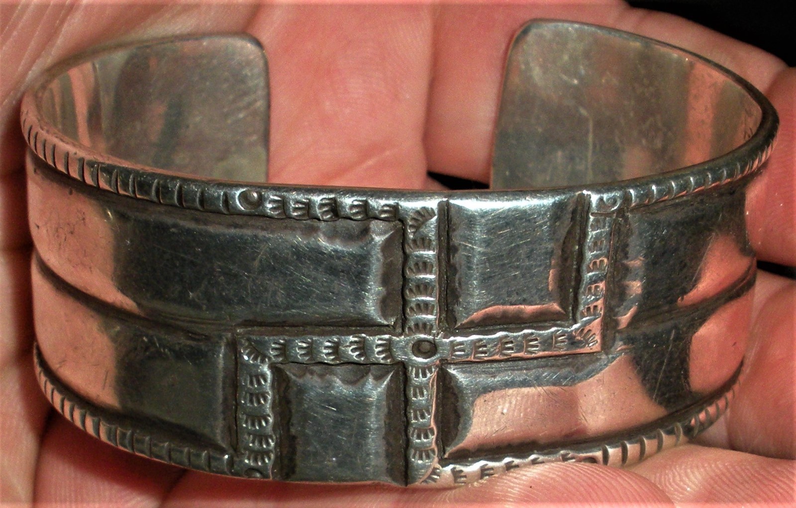 BEST 1910-20 NAVAJO INGOT COIN SILVER WHIRLING LOG FILED & CHISLED BRACELET vafo