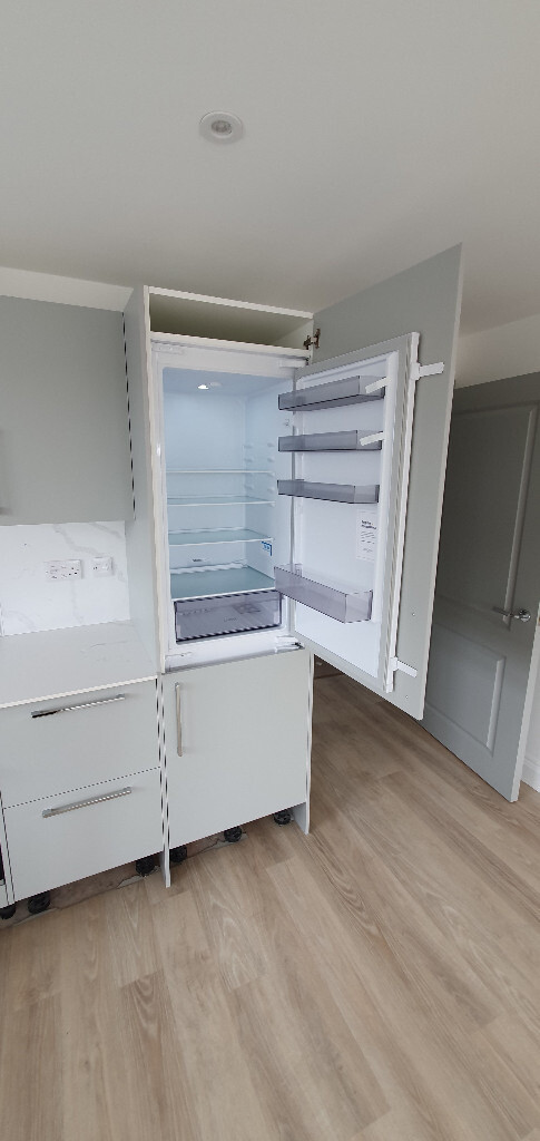 LAM6300 Lamona White Integrated 70/30 Fridge Freezer 60cm | in