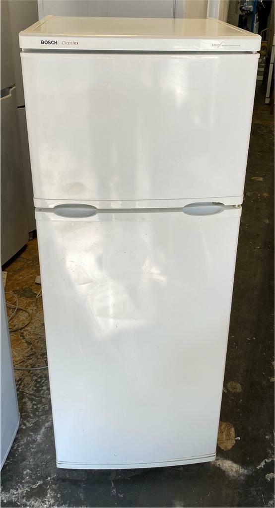 Bosch fridge freezer height is 140 cm and width is 55 cm very beautiful condition in