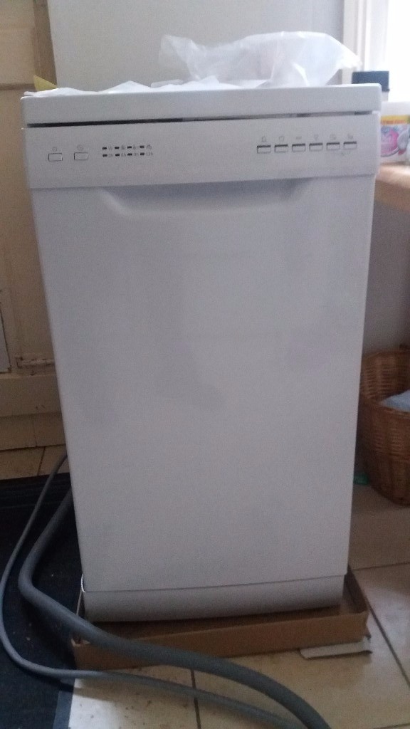 CURRYS ESSENTIALS FREESTANDING SLIMLINE DISHWASHER CDW45W16/A Brand new