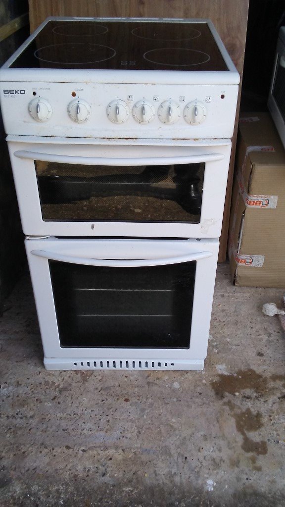 Electric free standing Beko cooker with fan oven an a wipe clean hob