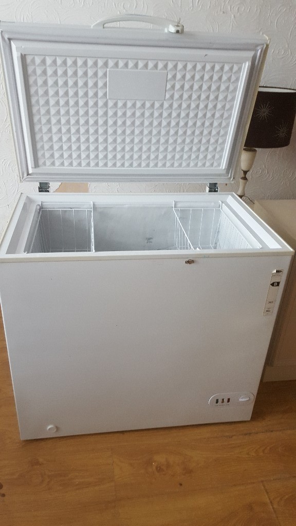 Ice King large chest freezer comes with the key in good condition fully