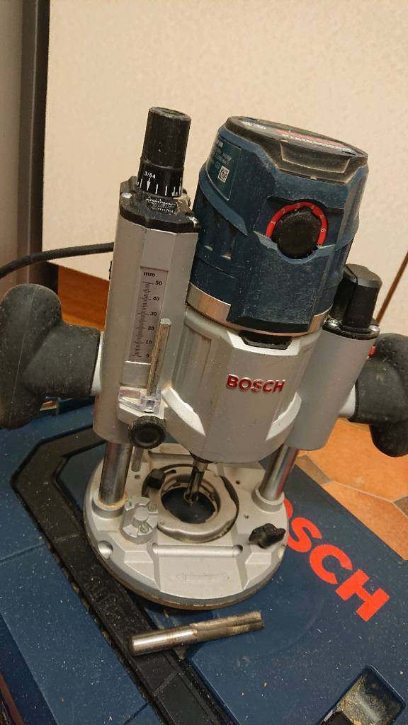 Машина фрезерная bosch