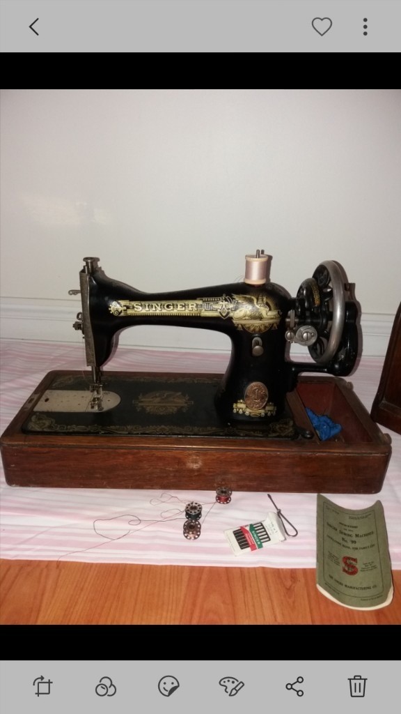 SINGER SEWING MACHINE VINTAGE with Wooden Case with key in Barry, Vale of Gumtree