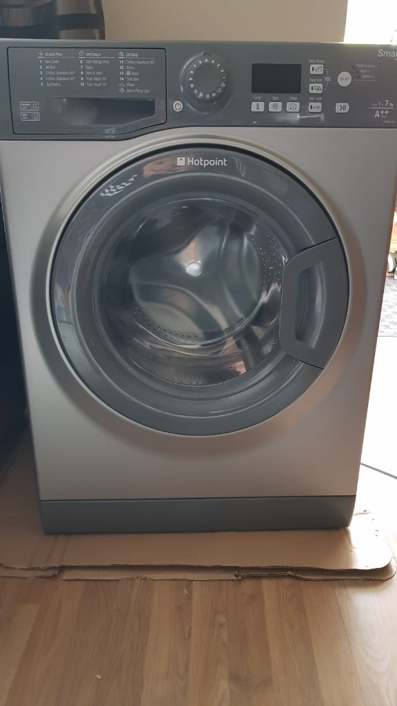 Hotpoint Smart Tech 7kg Graphite Washing Machine WMFUG742 3 Years Old
