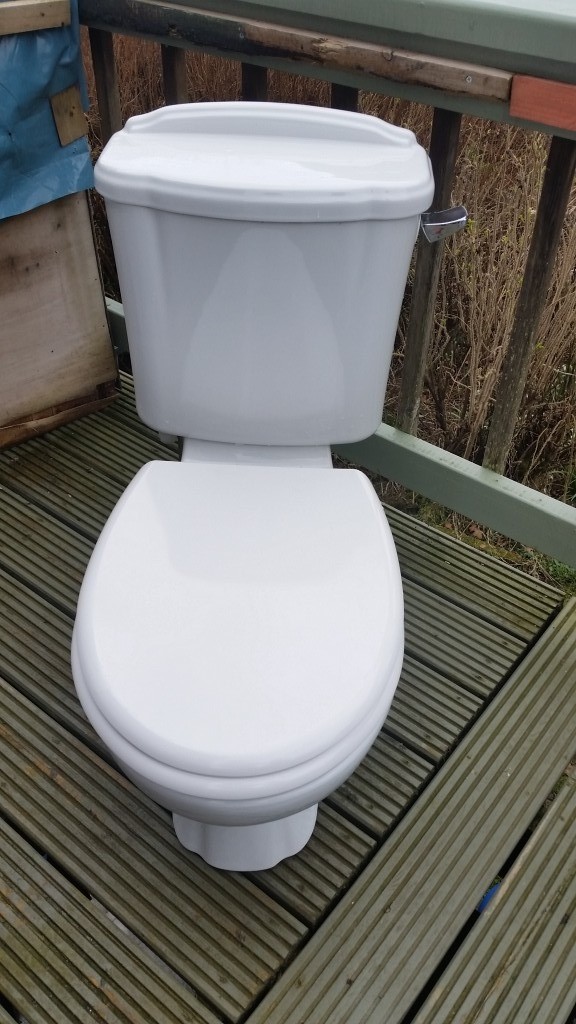 CLOSE COUPLED TOILET / CISTERN for sale. IMMACULATE CONDITION in