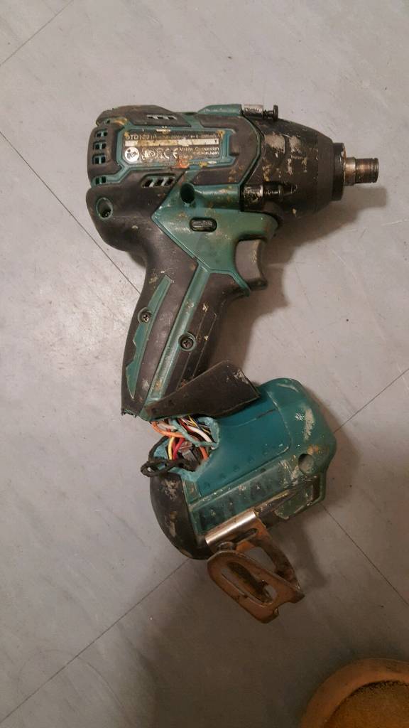 Makita 18v brushless impact driver drill for repair or parts not dewalt
