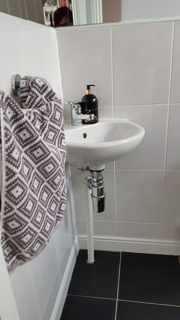 Cloakroom sink and toilet for sale. Excellent condition in Falkirk