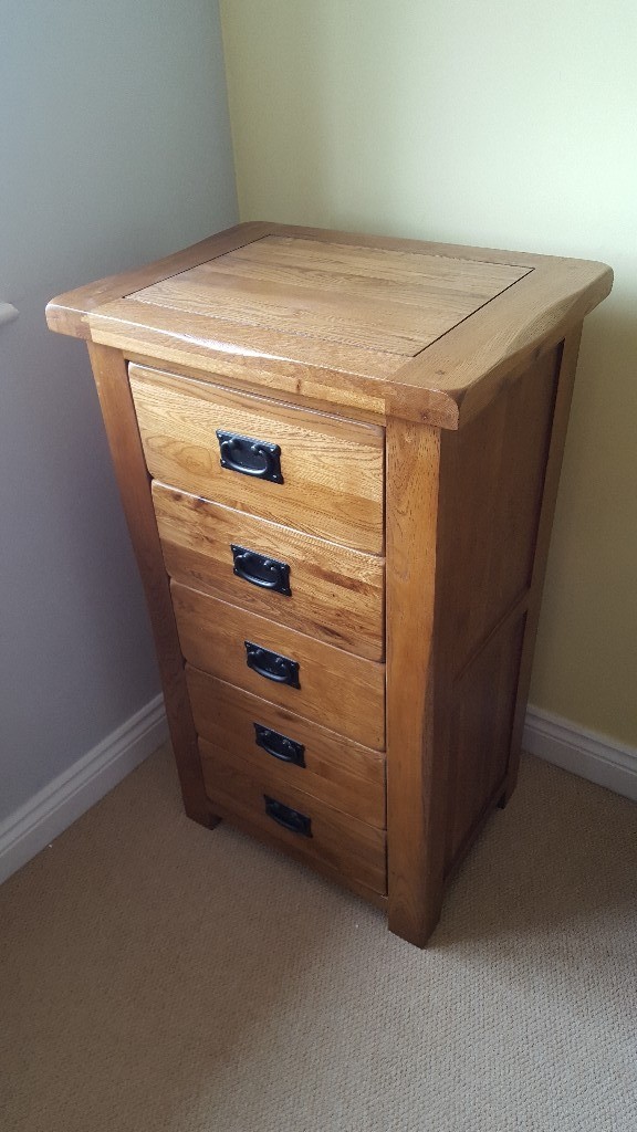 Solid oak 5 drawer tallboy chest of drawers. Very good condition. in