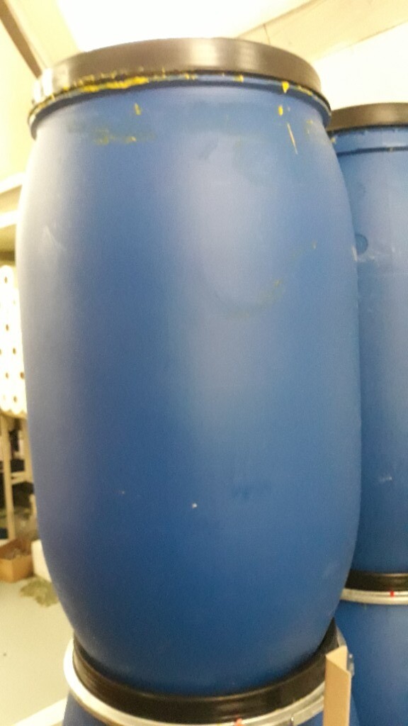 210 litre plastic food grade barrels with lid and locking metal ring